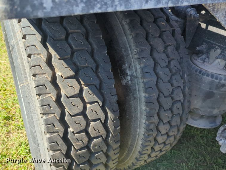 image for item LY9427 2015 Freightliner Cascadia semi truck