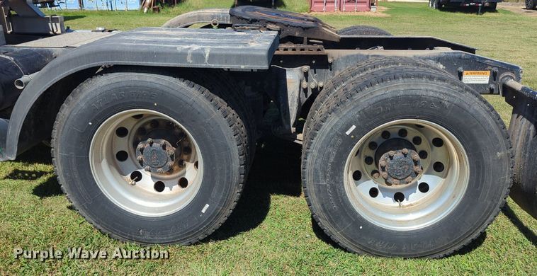 image for item LY9427 2015 Freightliner Cascadia semi truck