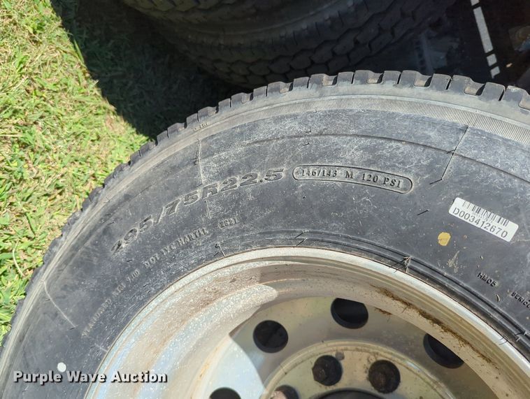 image for item LY9427 2015 Freightliner Cascadia semi truck