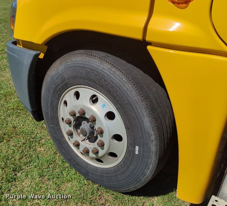 image for item LY9427 2015 Freightliner Cascadia semi truck