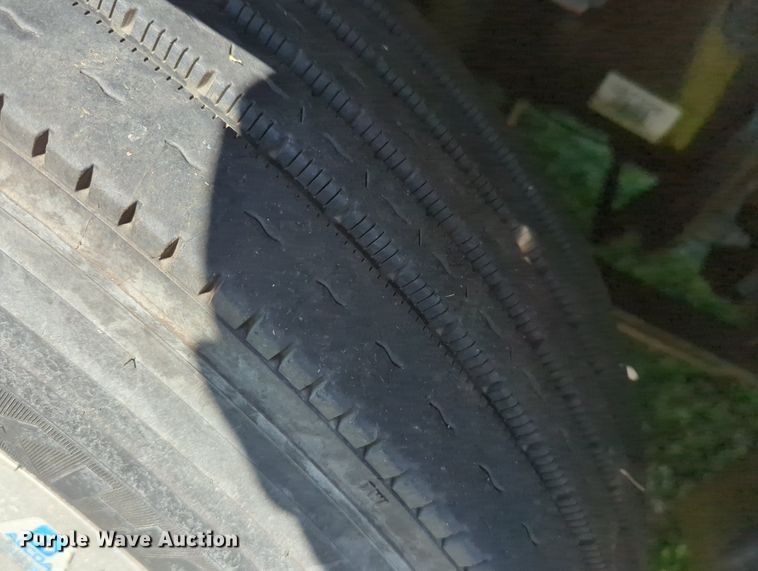 image for item LY9427 2015 Freightliner Cascadia semi truck