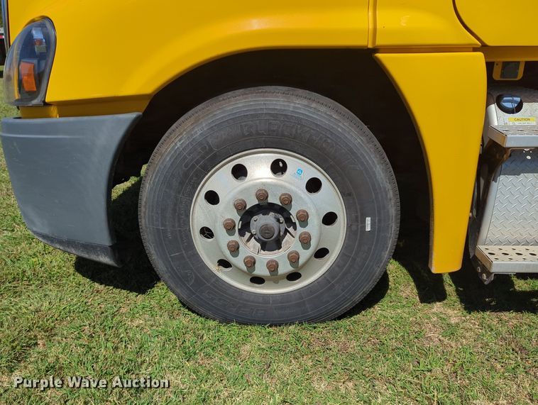 image for item LY9427 2015 Freightliner Cascadia semi truck