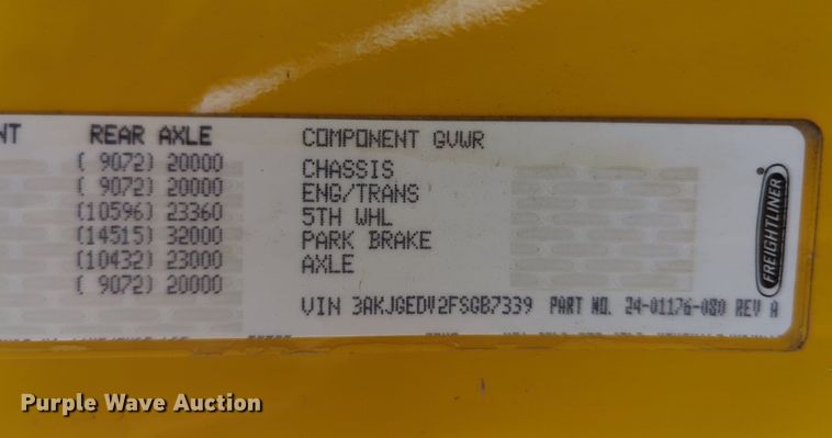 image for item LY9427 2015 Freightliner Cascadia semi truck