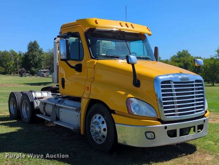 image for item LY9428 2015 Freightliner Cascadia semi truck