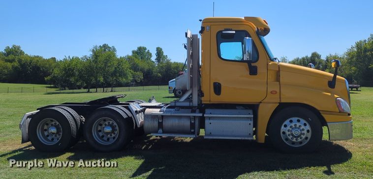 image for item LY9428 2015 Freightliner Cascadia semi truck