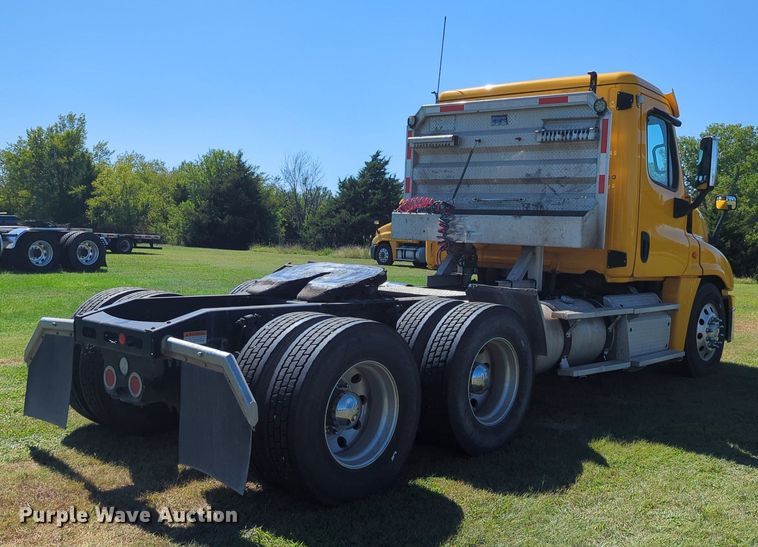 image for item LY9428 2015 Freightliner Cascadia semi truck