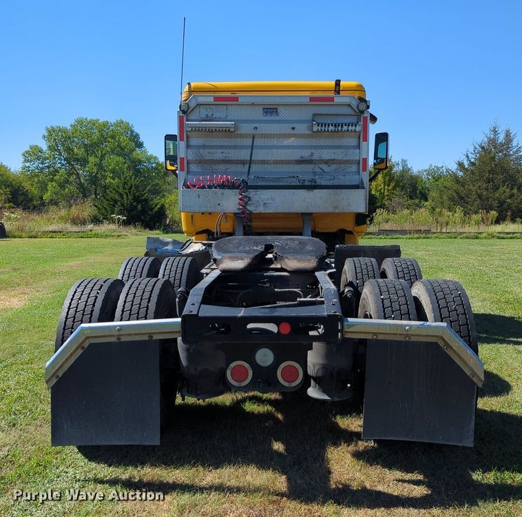 image for item LY9428 2015 Freightliner Cascadia semi truck