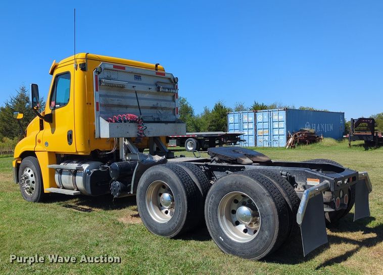 image for item LY9428 2015 Freightliner Cascadia semi truck