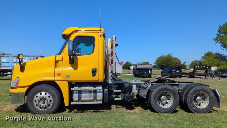 image for item LY9428 2015 Freightliner Cascadia semi truck