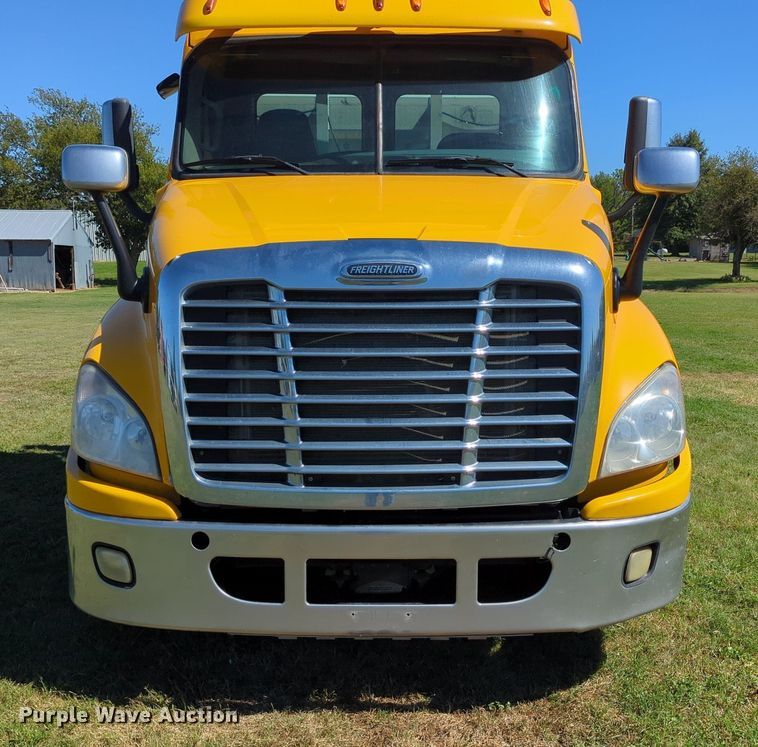 image for item LY9428 2015 Freightliner Cascadia semi truck