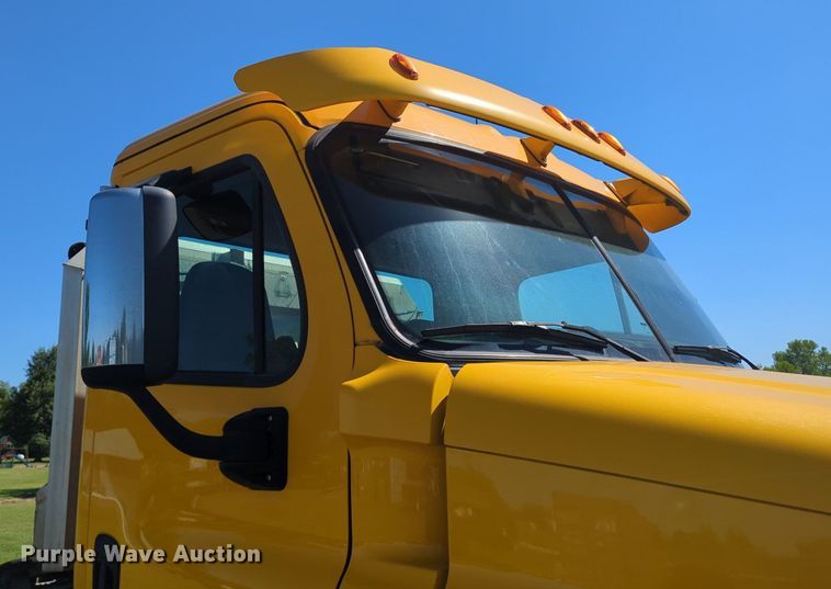 image for item LY9428 2015 Freightliner Cascadia semi truck