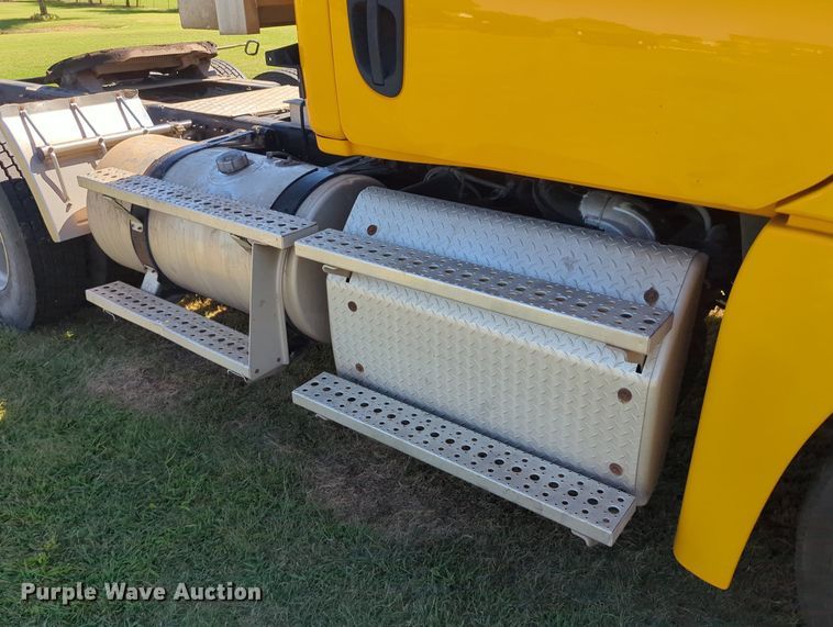 image for item LY9428 2015 Freightliner Cascadia semi truck