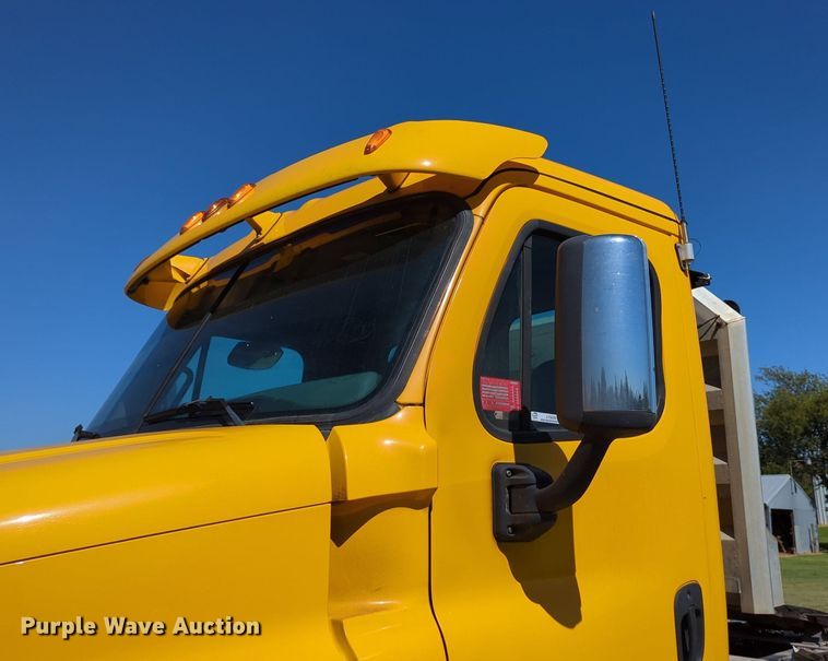 image for item LY9428 2015 Freightliner Cascadia semi truck