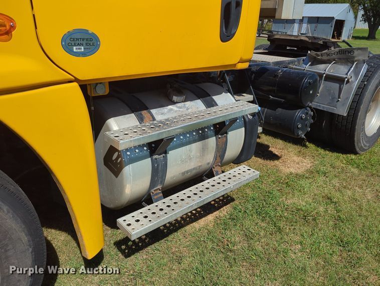 image for item LY9428 2015 Freightliner Cascadia semi truck