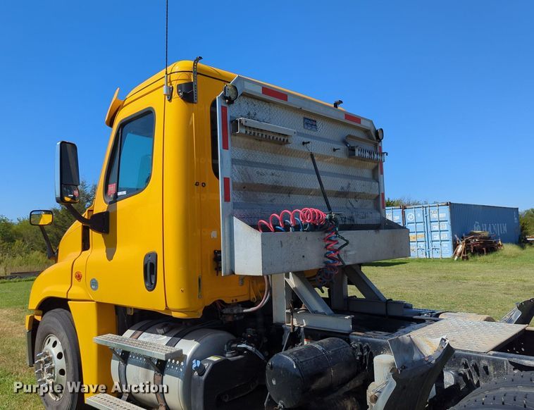 image for item LY9428 2015 Freightliner Cascadia semi truck