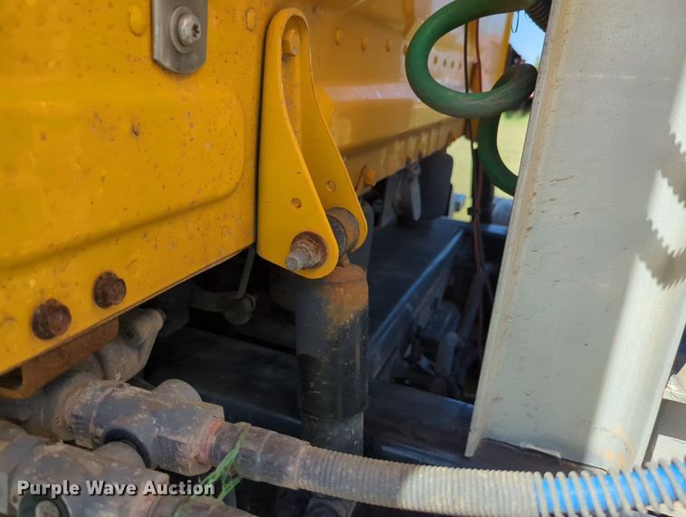 image for item LY9428 2015 Freightliner Cascadia semi truck