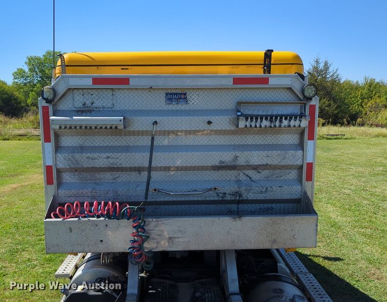 image for item LY9428 2015 Freightliner Cascadia semi truck