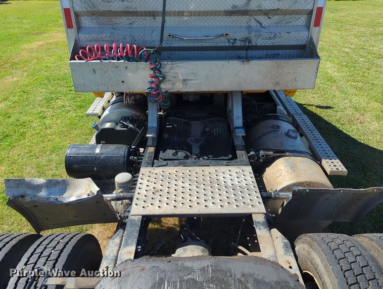 image for item LY9428 2015 Freightliner Cascadia semi truck