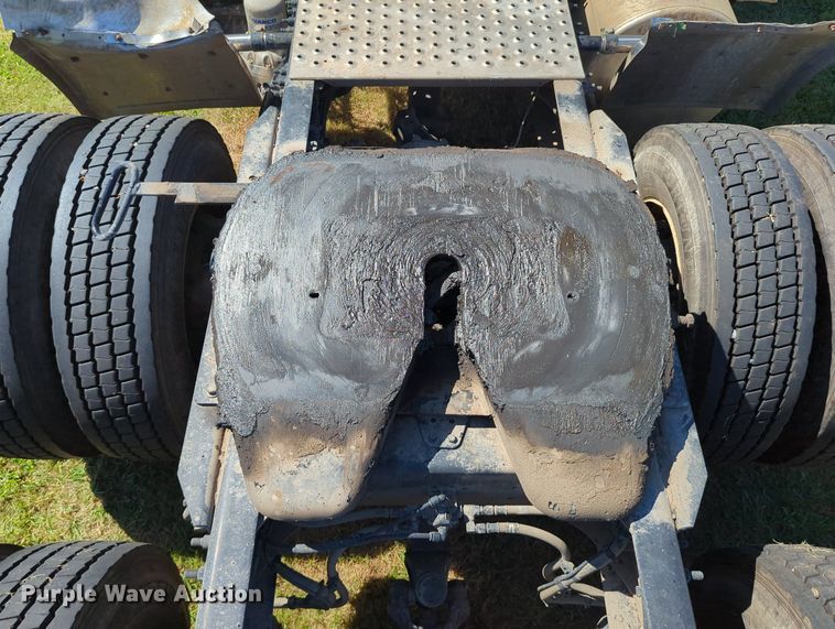 image for item LY9428 2015 Freightliner Cascadia semi truck