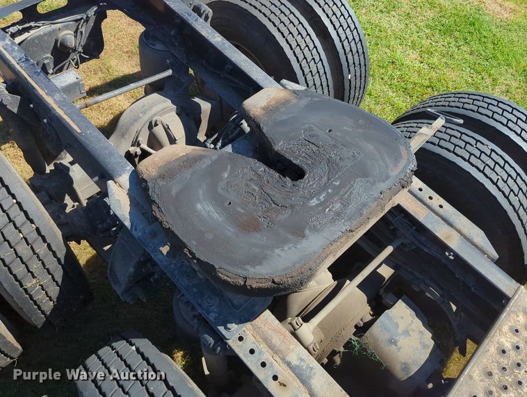 image for item LY9428 2015 Freightliner Cascadia semi truck