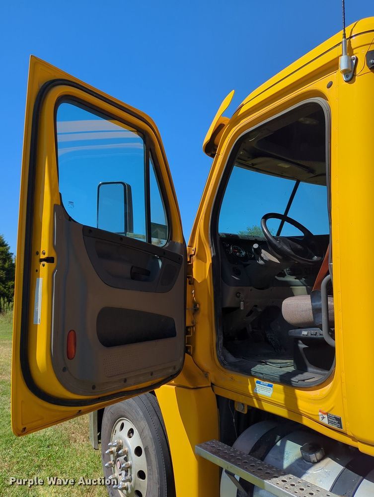 image for item LY9428 2015 Freightliner Cascadia semi truck