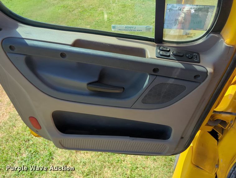 image for item LY9428 2015 Freightliner Cascadia semi truck