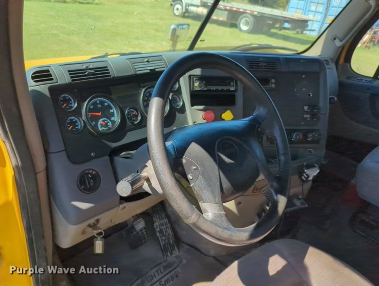 image for item LY9428 2015 Freightliner Cascadia semi truck