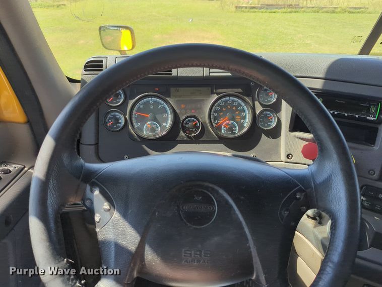 image for item LY9428 2015 Freightliner Cascadia semi truck