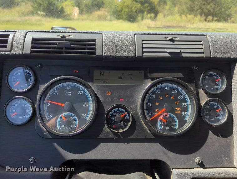 image for item LY9428 2015 Freightliner Cascadia semi truck