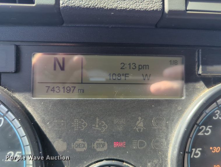 image for item LY9428 2015 Freightliner Cascadia semi truck