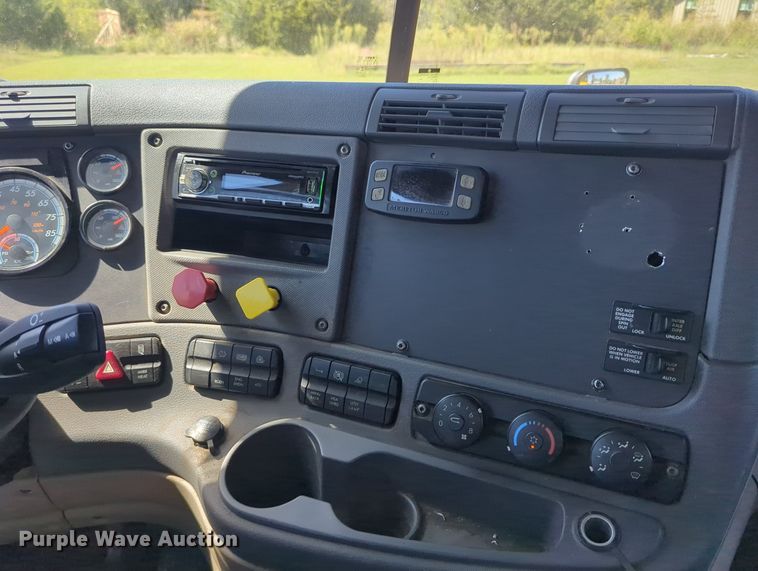 image for item LY9428 2015 Freightliner Cascadia semi truck