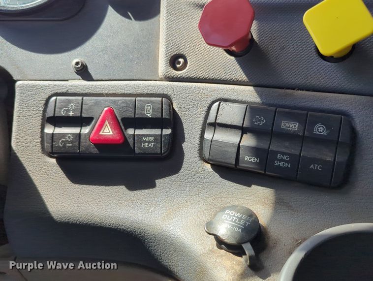 image for item LY9428 2015 Freightliner Cascadia semi truck