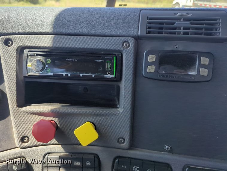 image for item LY9428 2015 Freightliner Cascadia semi truck