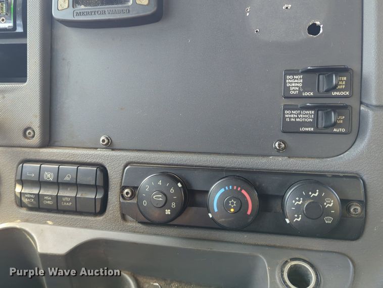 image for item LY9428 2015 Freightliner Cascadia semi truck