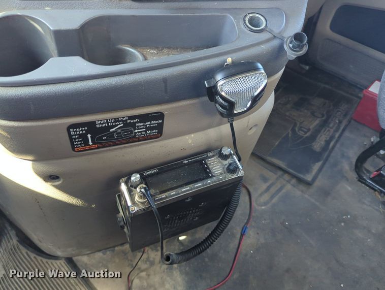 image for item LY9428 2015 Freightliner Cascadia semi truck