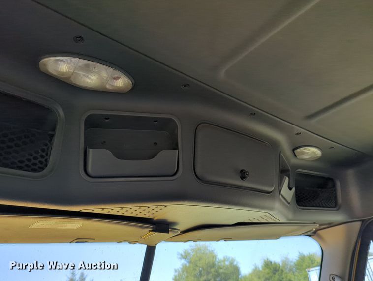 image for item LY9428 2015 Freightliner Cascadia semi truck