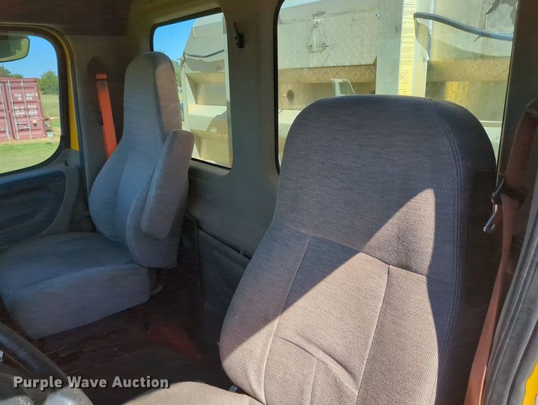 image for item LY9428 2015 Freightliner Cascadia semi truck