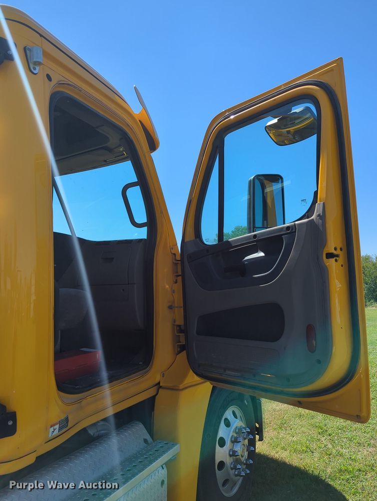 image for item LY9428 2015 Freightliner Cascadia semi truck