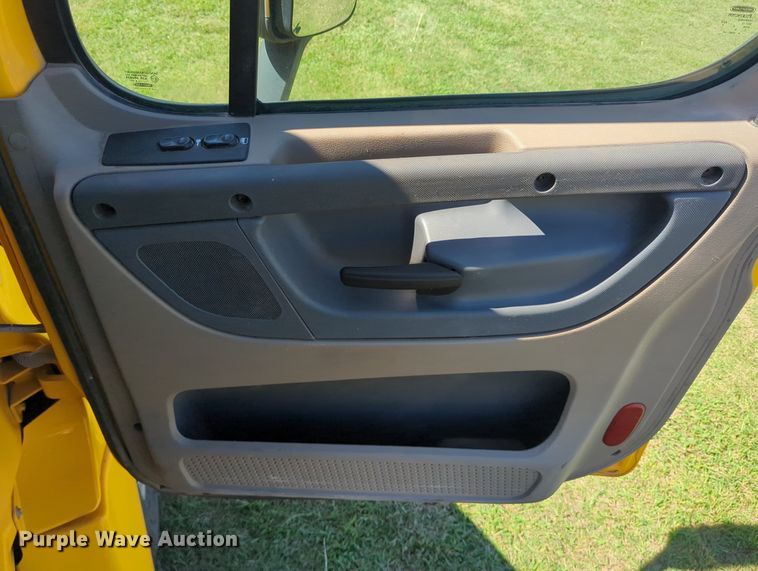 image for item LY9428 2015 Freightliner Cascadia semi truck