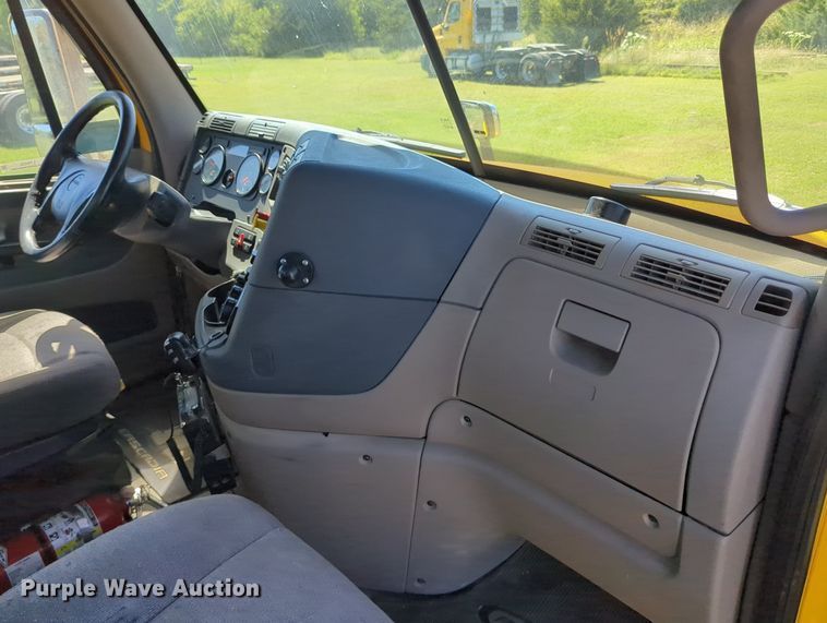 image for item LY9428 2015 Freightliner Cascadia semi truck