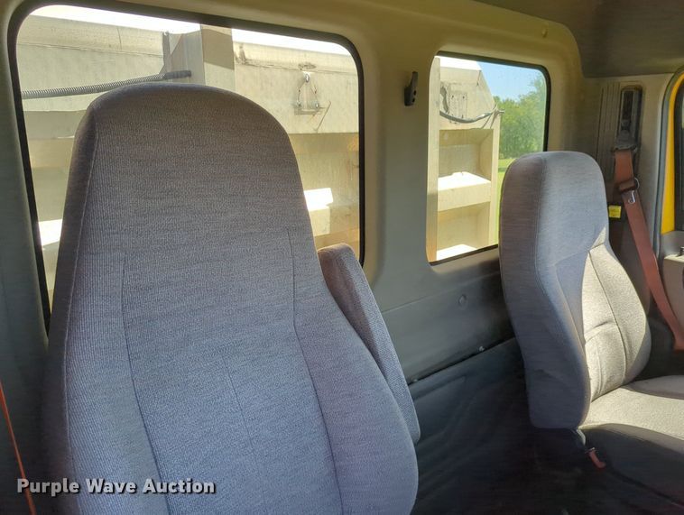 image for item LY9428 2015 Freightliner Cascadia semi truck