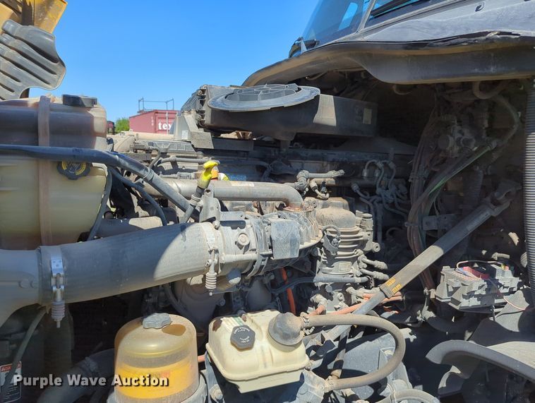 image for item LY9428 2015 Freightliner Cascadia semi truck