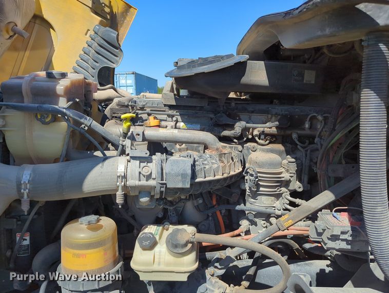 image for item LY9428 2015 Freightliner Cascadia semi truck