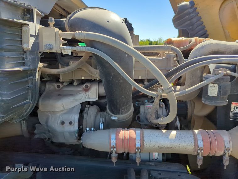 image for item LY9428 2015 Freightliner Cascadia semi truck