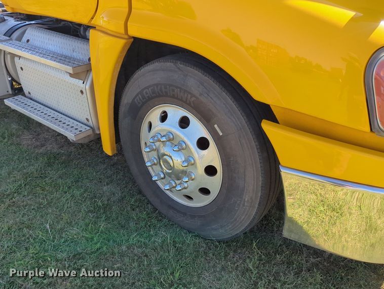 image for item LY9428 2015 Freightliner Cascadia semi truck