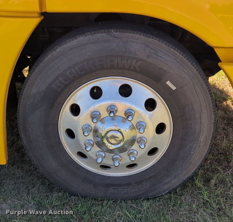 image for item LY9428 2015 Freightliner Cascadia semi truck