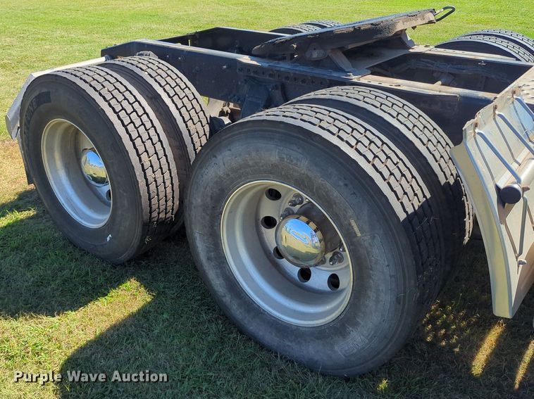 image for item LY9428 2015 Freightliner Cascadia semi truck