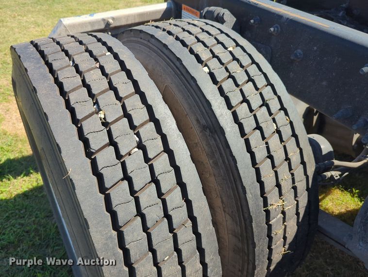 image for item LY9428 2015 Freightliner Cascadia semi truck