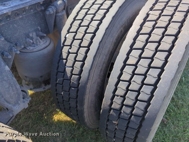 image for item LY9428 2015 Freightliner Cascadia semi truck