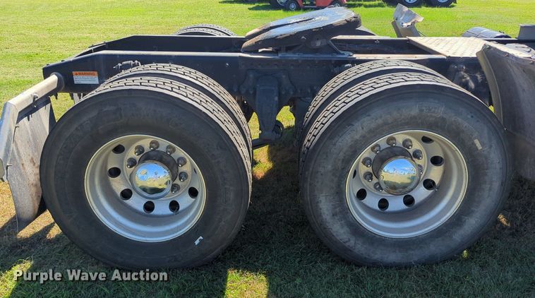 image for item LY9428 2015 Freightliner Cascadia semi truck